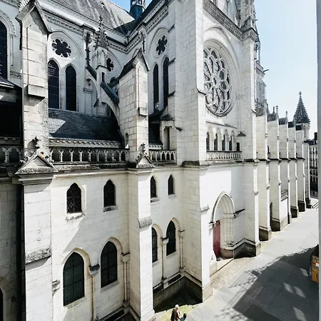 Saint Nicolas Basilica, Place Royale Tram Center نانت